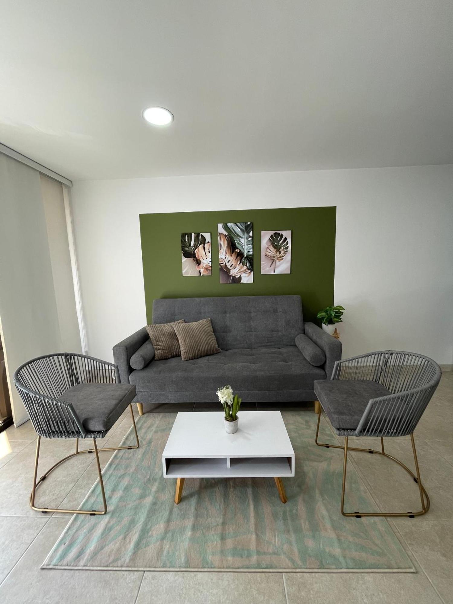 En Laureles Con Aire Acondicionado *