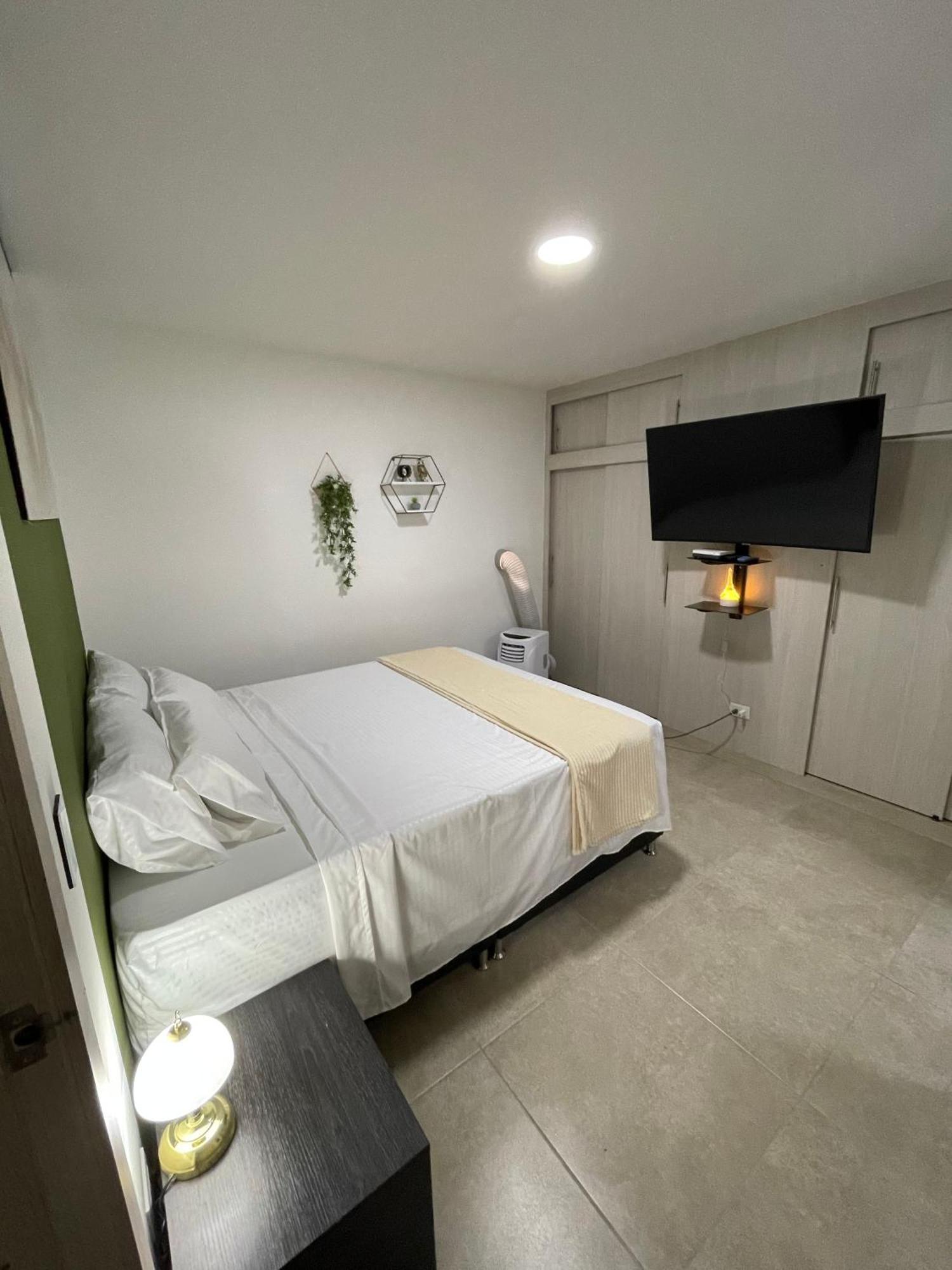 Apartamento En Laureles Con Aire Acondicionado *