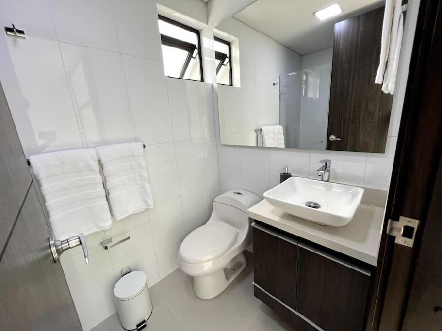 701, Beautiful In Heart Of El Poblado + View! Apartment *