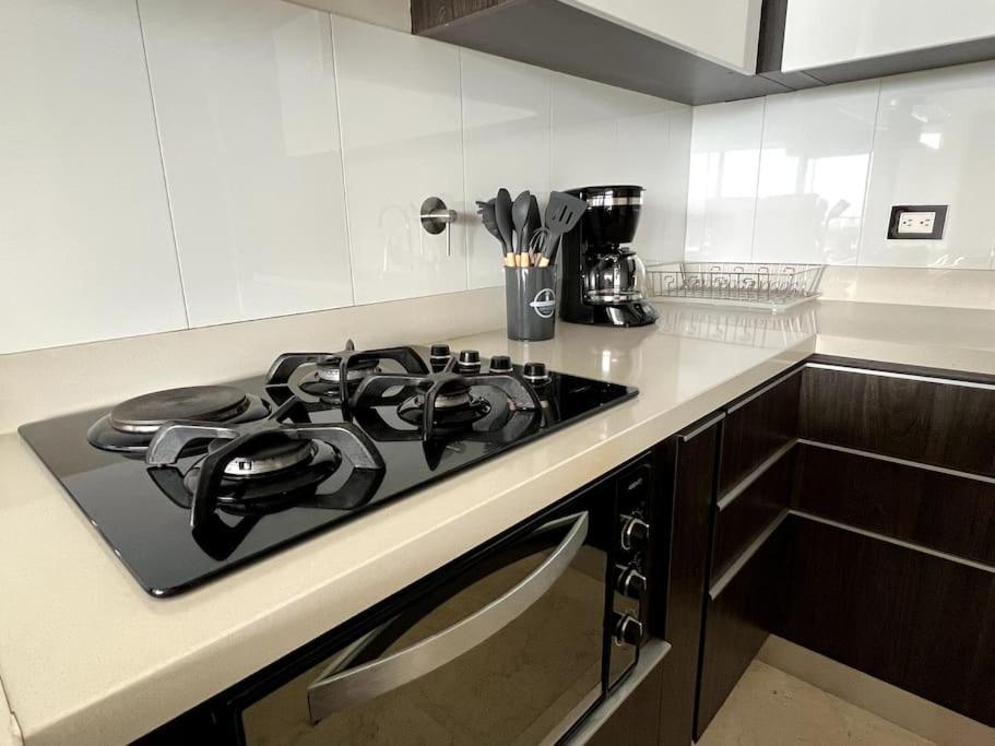 Apartment 701, Beautiful In Heart Of El Poblado + View! Medellin