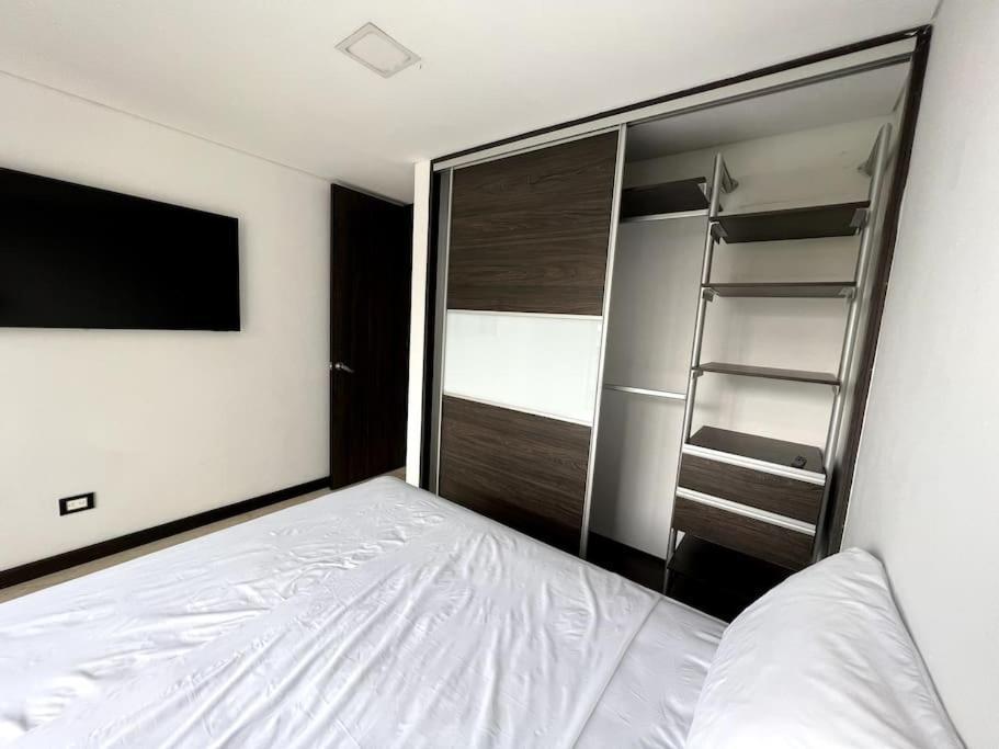 Apartment 701, Beautiful In Heart Of El Poblado + View! *