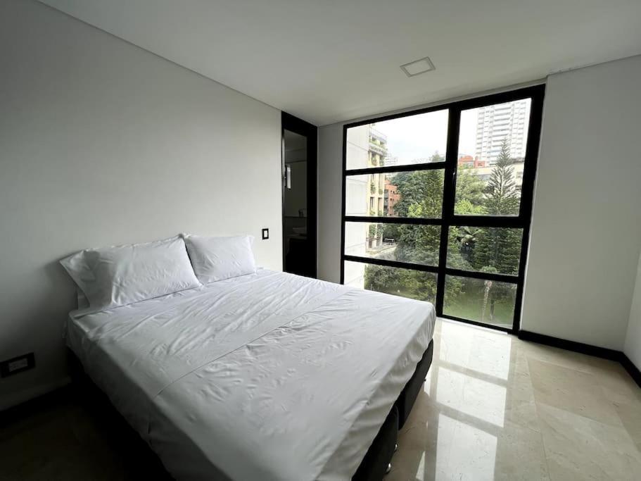 701, Beautiful In Heart Of El Poblado + View! * Medellin