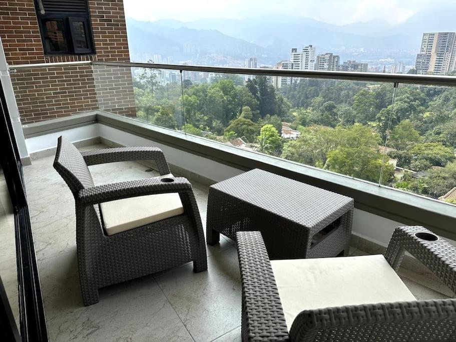 701, Beautiful In Heart Of El Poblado + View!