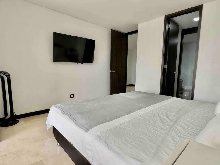 202 Family Haven In El Poblado: Spacious & Charming