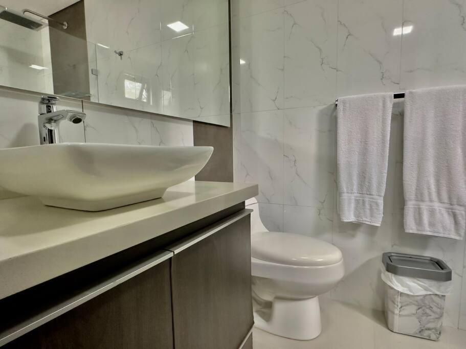 202 Family Haven In El Poblado: Spacious & Charming Apartment *