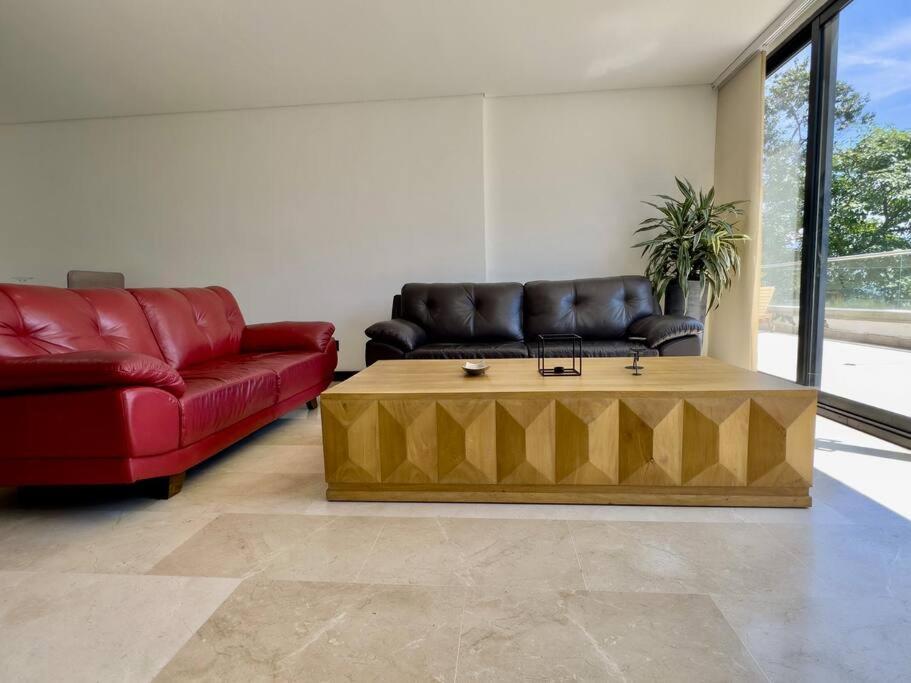 Apartment 202 Family Haven In El Poblado: Spacious & Charming