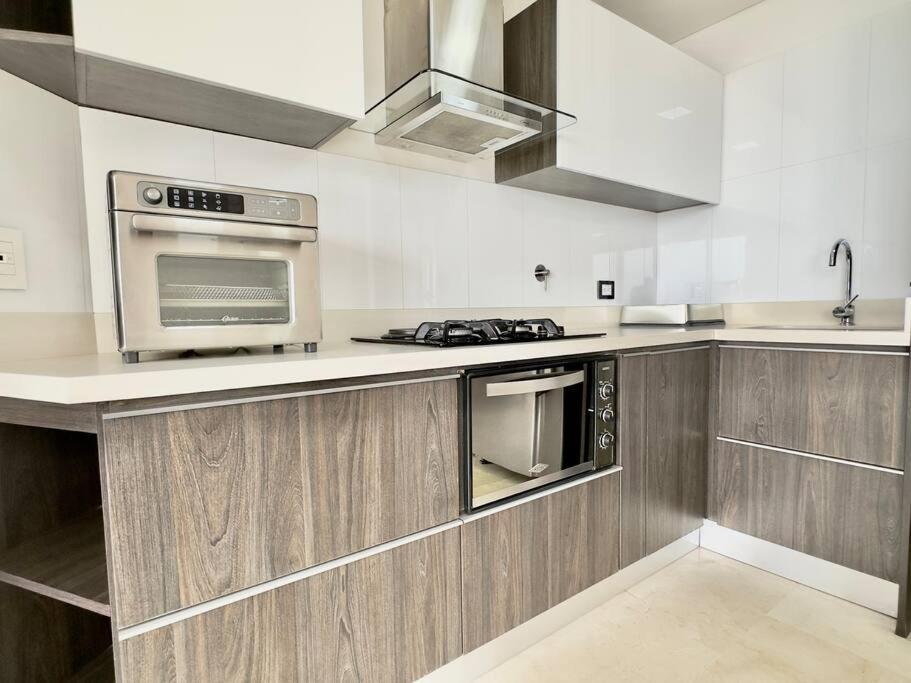 Apartment 202 Family Haven In El Poblado: Spacious & Charming