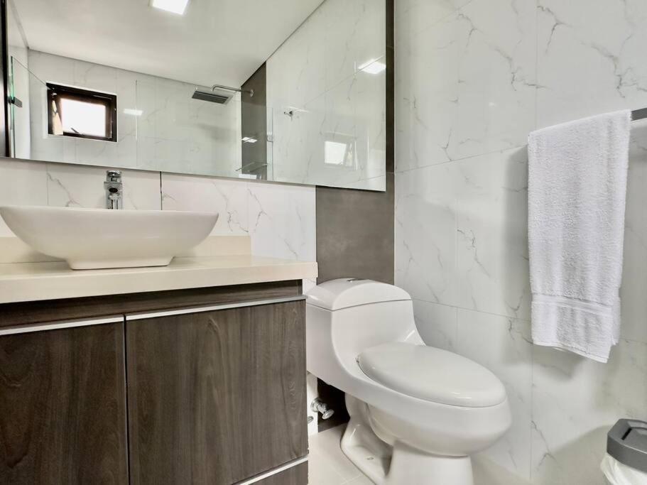 202 Family Haven In El Poblado: Spacious & Charming Apartment