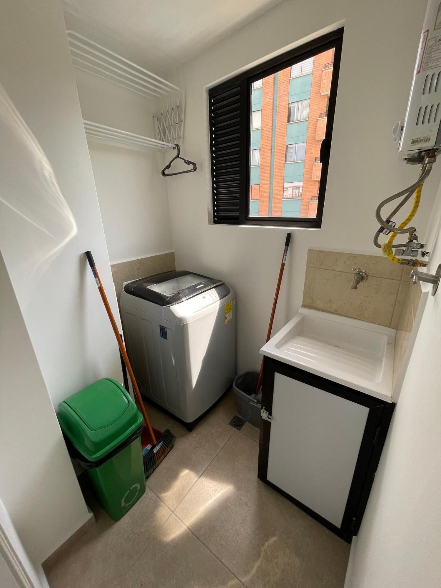 Apartamento En Laureles Con Aire Acondicionado *