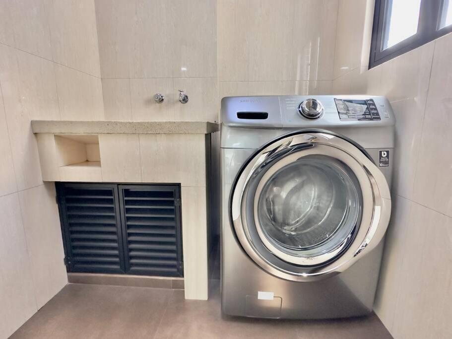 502 El Poblado: Beautiful & Ample Space For Families Medellín