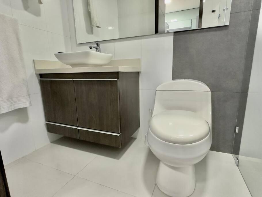 502 El Poblado: Beautiful & Ample Space For Families Medellín