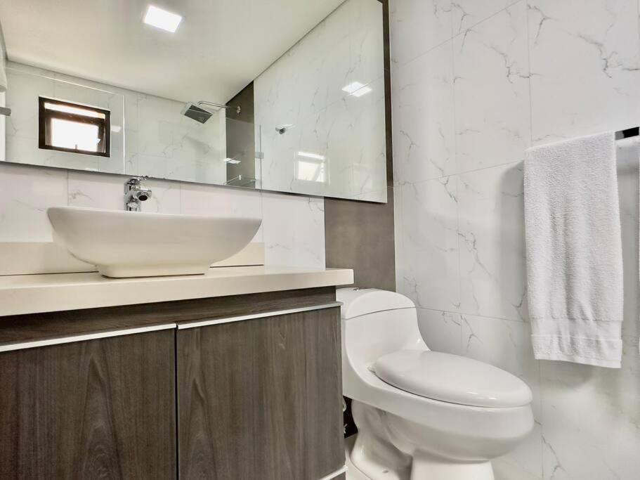 502 El Poblado: Beautiful & Ample Space For Families * Medellín