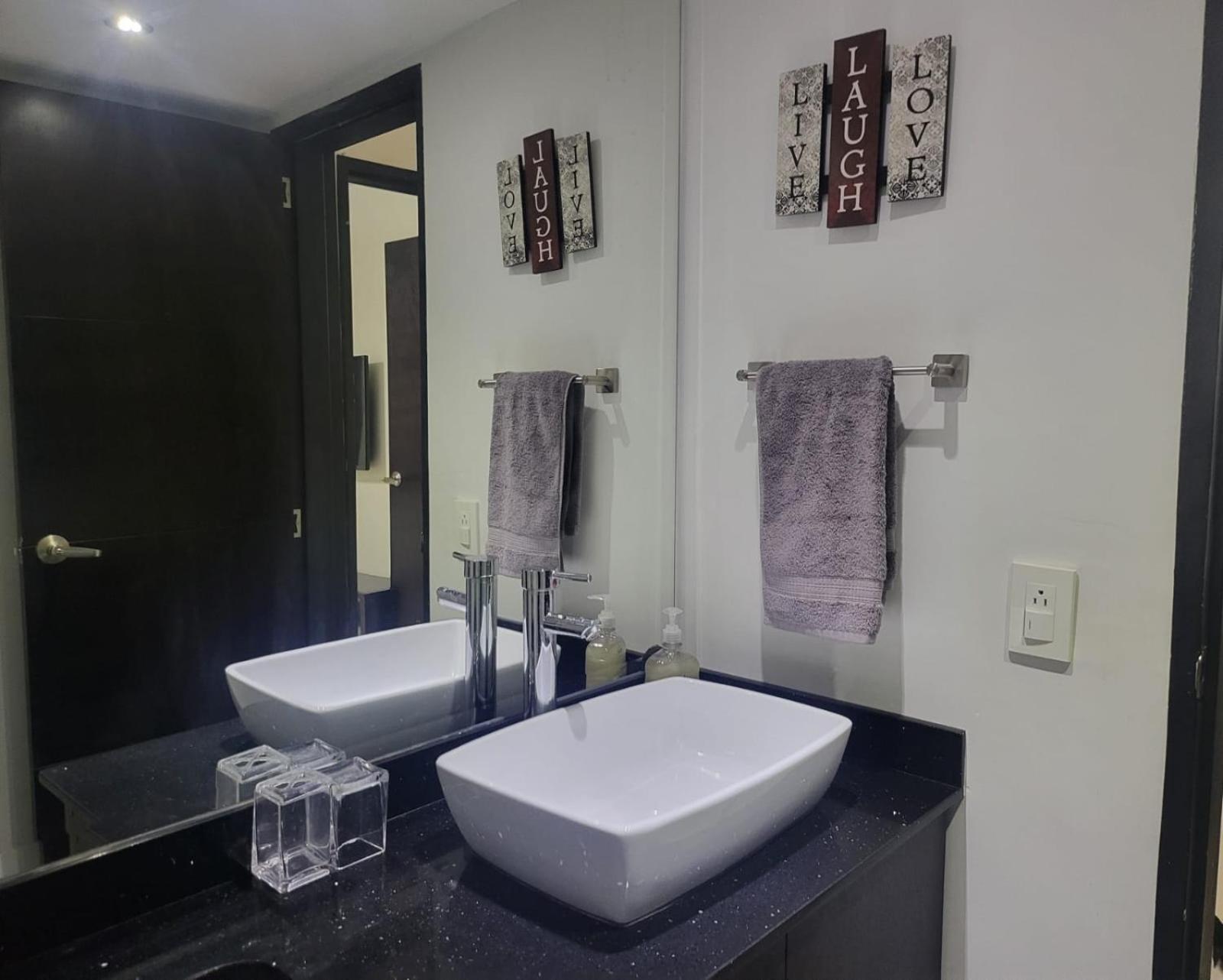 Center Flats - In El Poblado Near Park Lleras, Medellin! Apartamento *