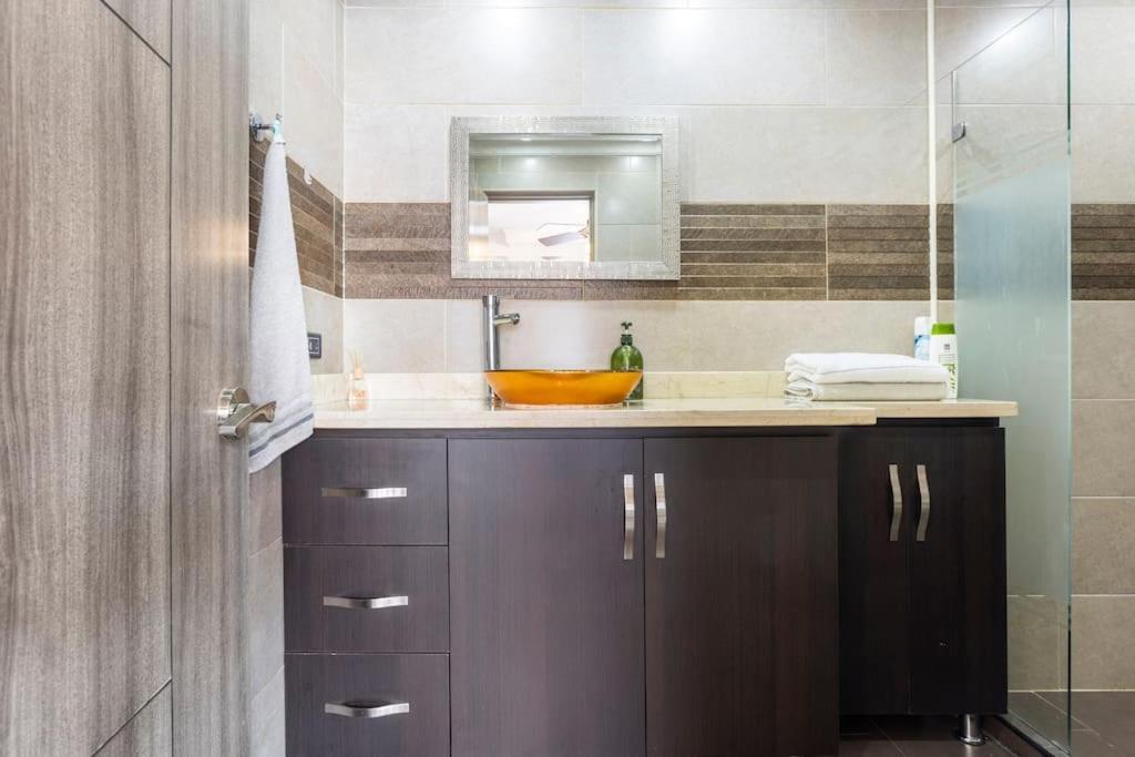 Apartamento Center Flats - In El Poblado Near Park Lleras, Medellin!