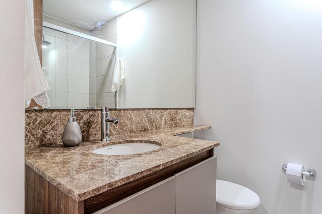 Apartamento Remotecasa - Vibrant Cityscape In Laureles Medellín