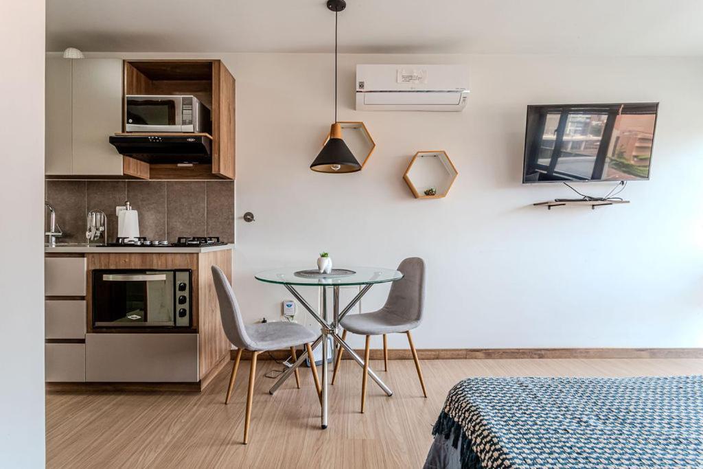 Remotecasa - Vibrant Cityscape In Laureles Medellín
