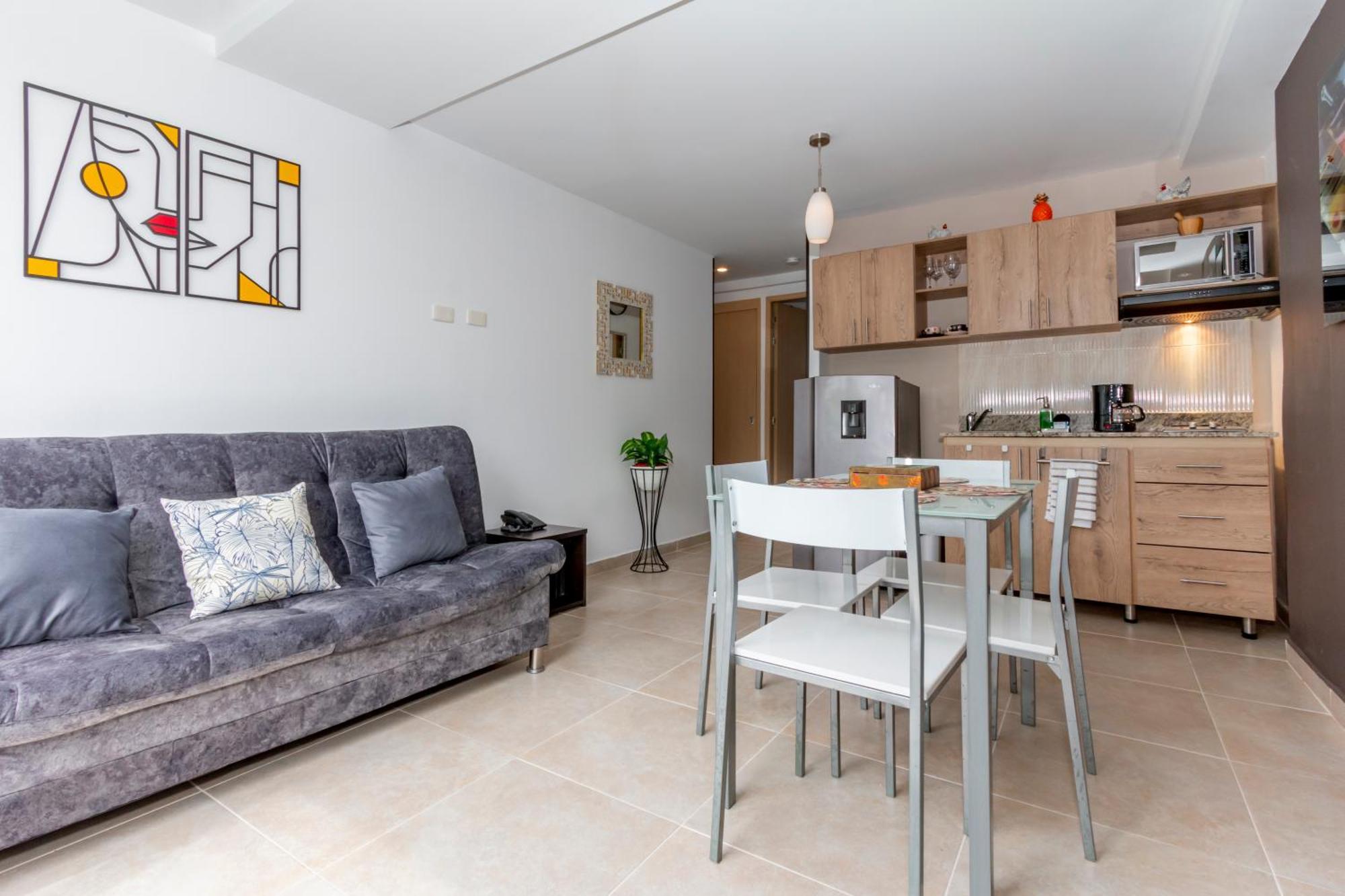 Apartamento En Zona Comercial *