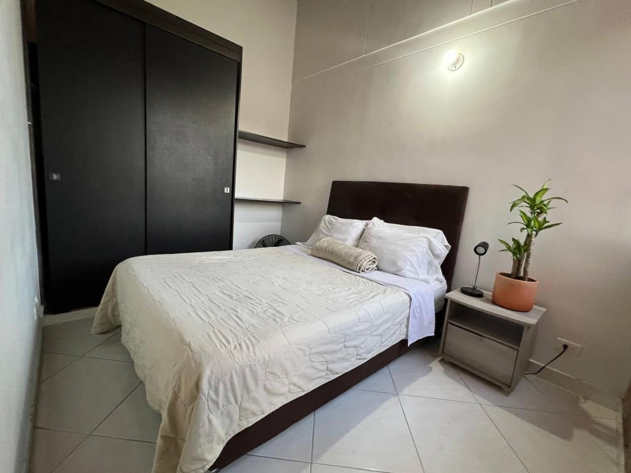 Beautiful Top Floor Studio In Downtown