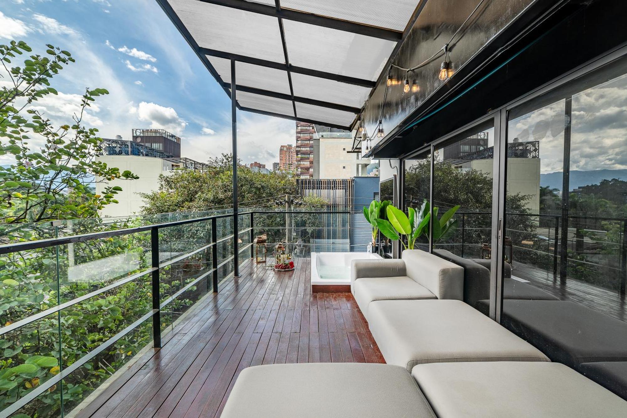 9bdr W Heated Pool & Jacuzzi In Provenza Medellín