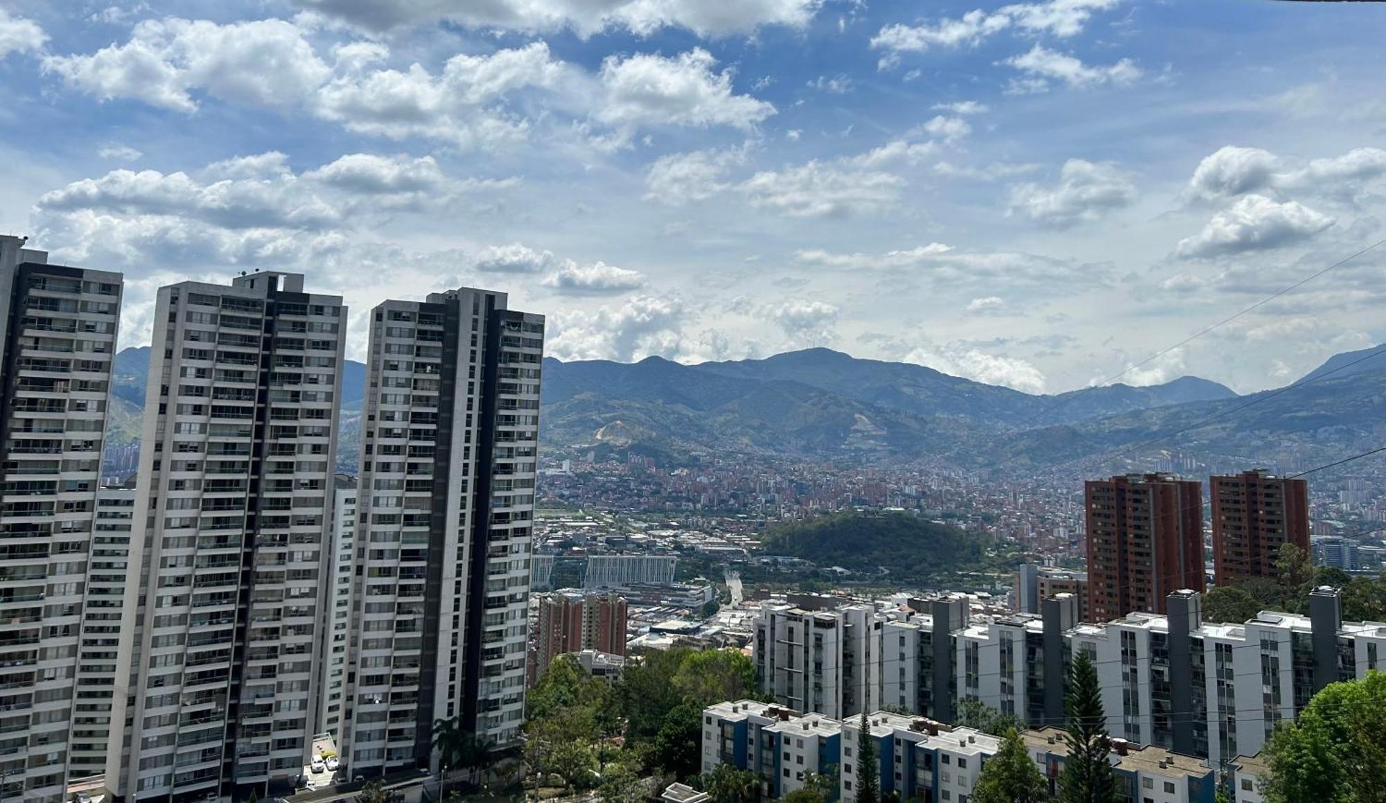 Apto En Las Palmas, Cerca Al Aeropuerto Y Zona Rosa, 3br Apartamento *