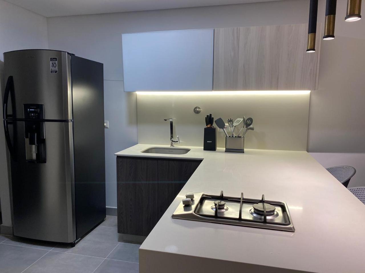 Comodo Y Completo Cerca A Provenza Apartamento