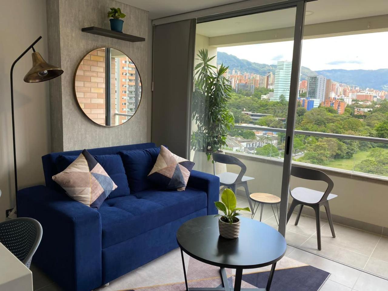 Comodo Y Completo Cerca A Provenza Apartamento
