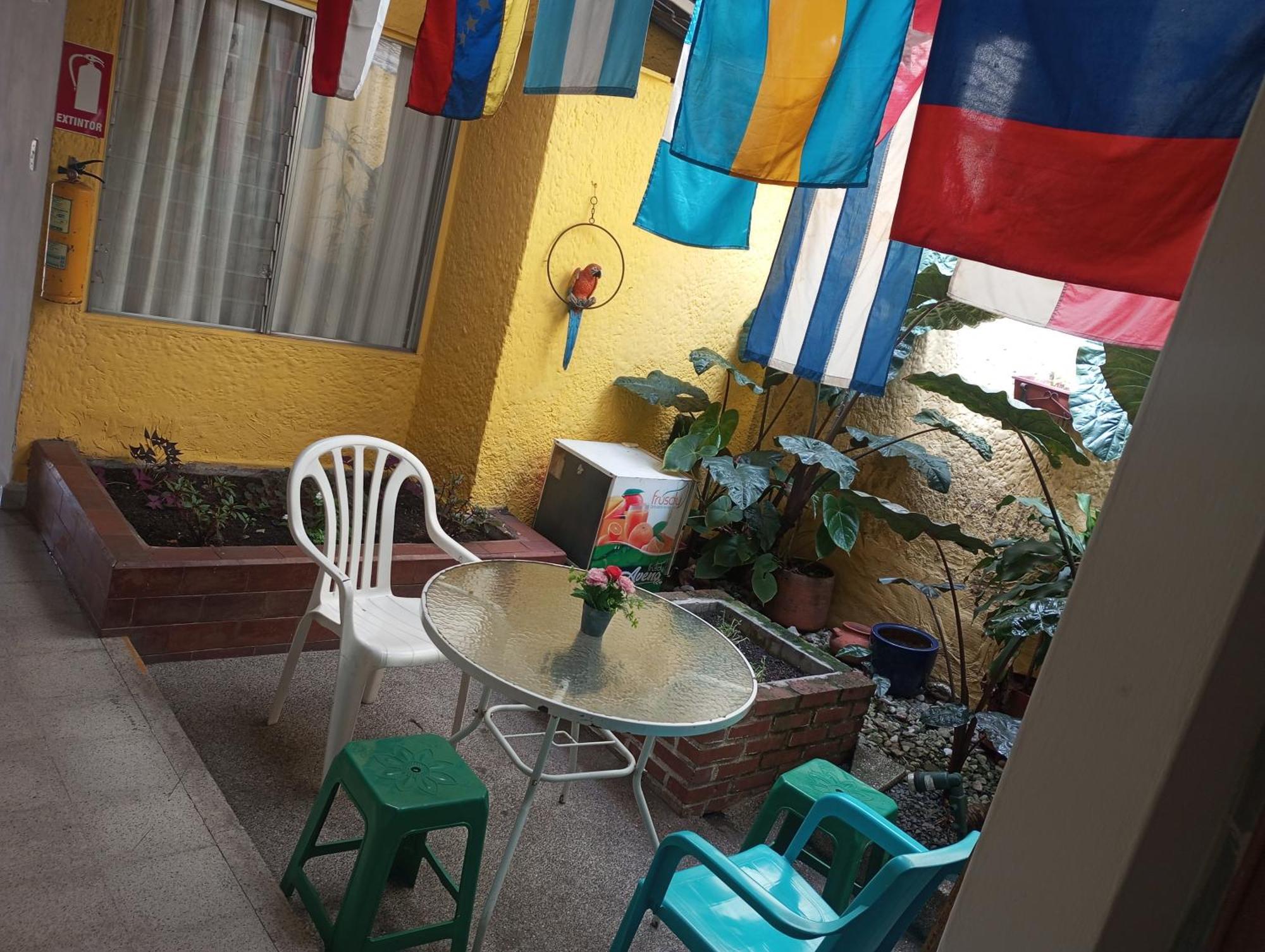 Hostel Yellow House *