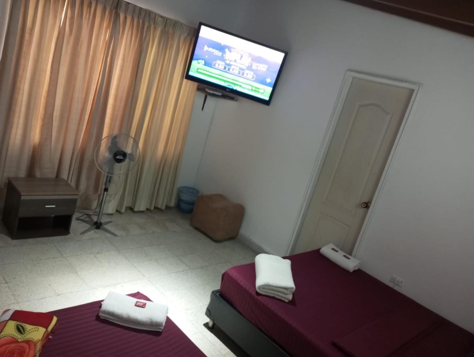 Hostel Yellow House *