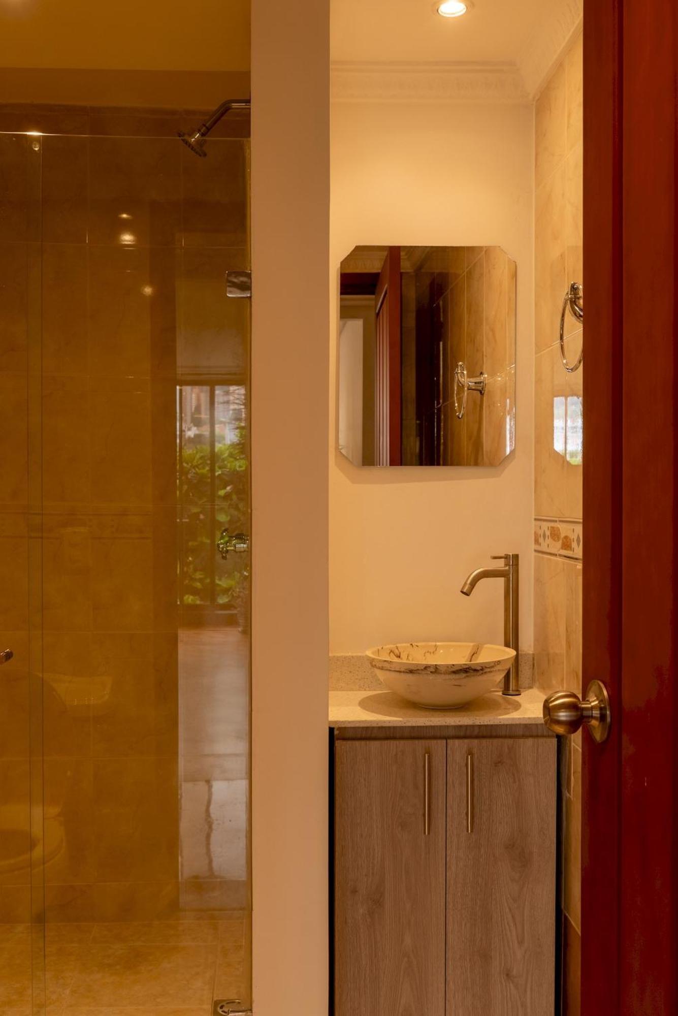 Apartamento Elegante Bano Compartido En Poblado-b11 Medellín