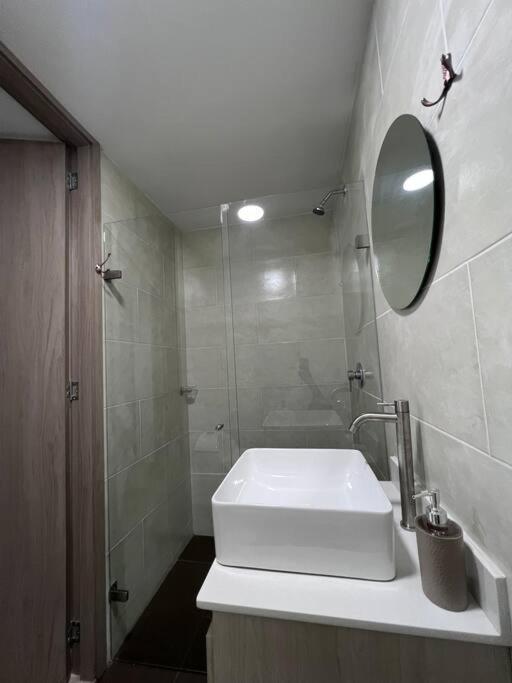 Espacioso Con Piscina En Laureles 201 Apartamento *