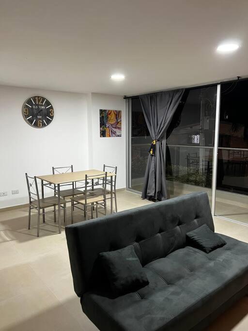 Apartamento Espacioso Con Piscina En Laureles 201 Medellín