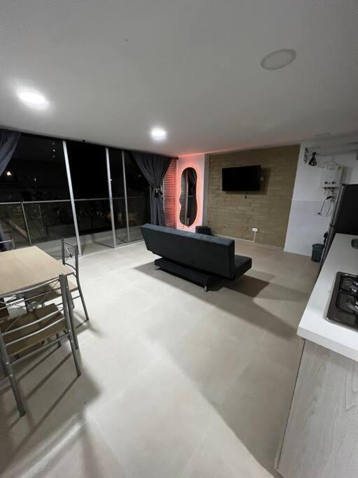 Apartamento Espacioso Con Piscina En Laureles 201 *