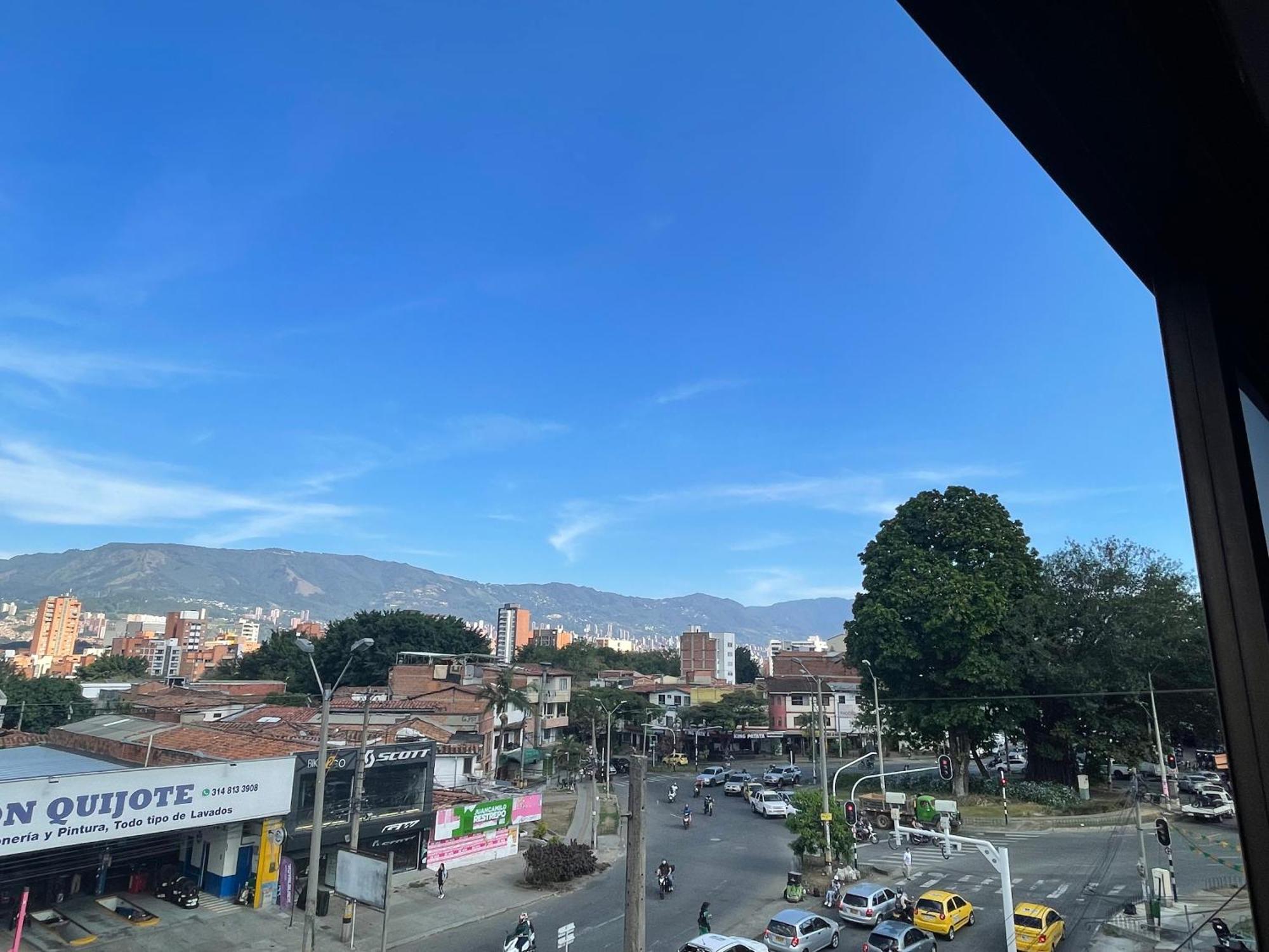 Apartamento Apartamento Amplio En Laureles, Excelente Ubicacion, 3 Alcobas 403 *