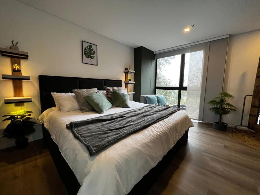 Apartamento Outstanding And Wide With Work Station Medellín