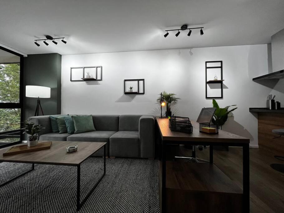 Apartamento Outstanding And Wide With Work Station *