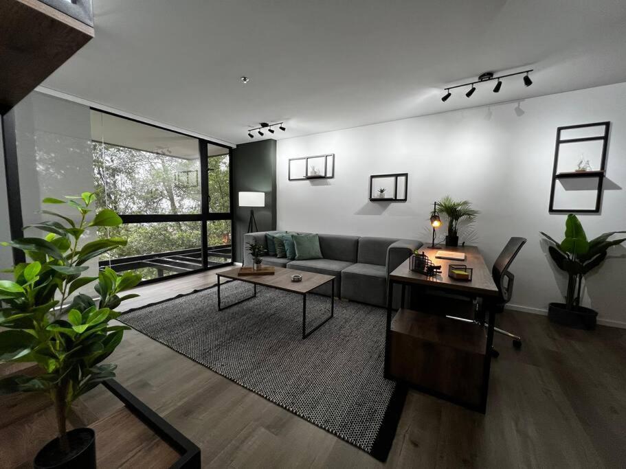 Apartamento Outstanding And Wide With Work Station *