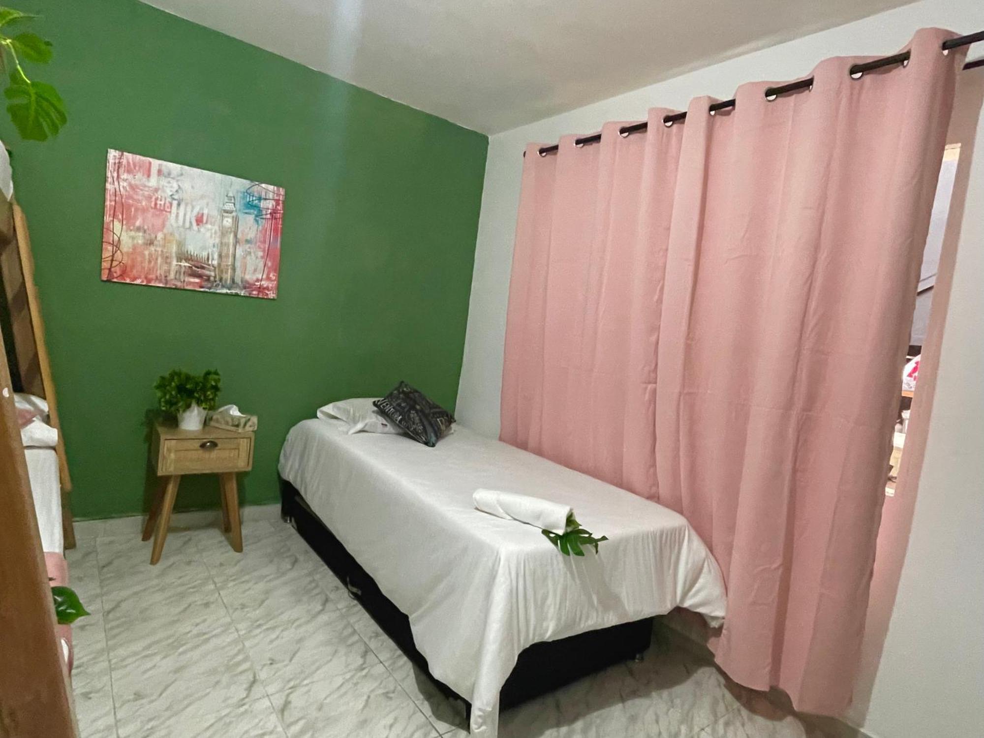 Habitación en casa particular Colors - Comodas Estadio