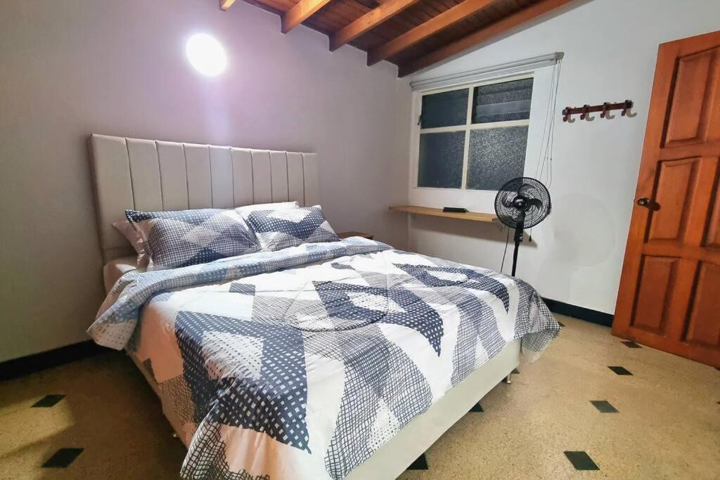 Amplia Y Comoda Casa En La 70 Сasa de vacaciones Medellín