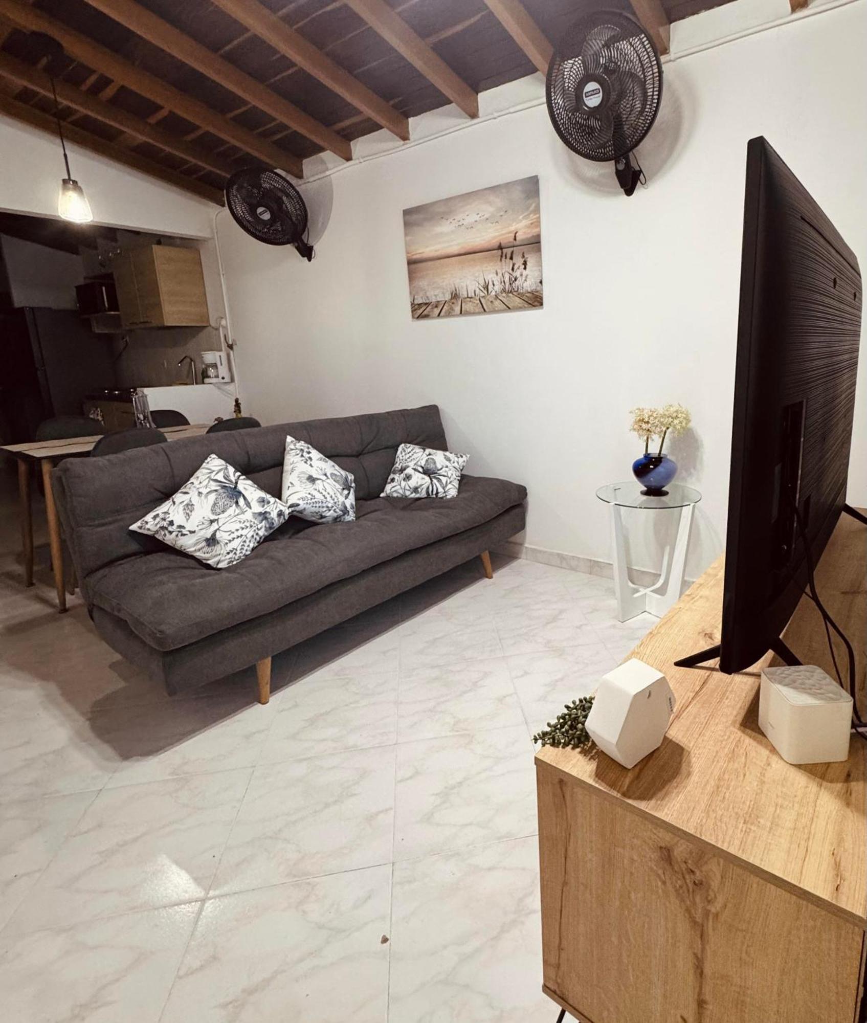 Apartamento Laureles - Amplio - Terraza- Aire Acondicionado *