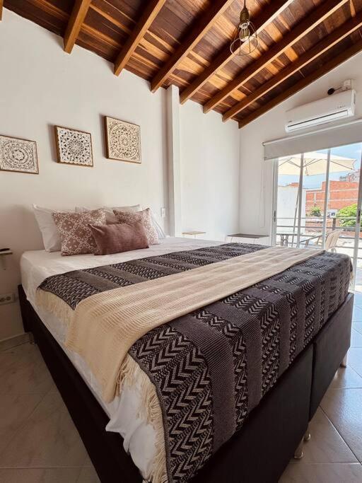 Apartamento Laureles - Amplio - Terraza- Aire Acondicionado *
