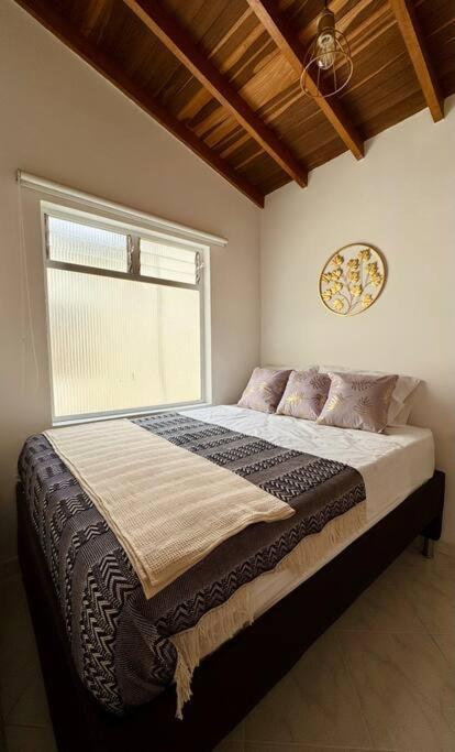 Laureles - Amplio - Terraza- Aire Acondicionado Apartamento *