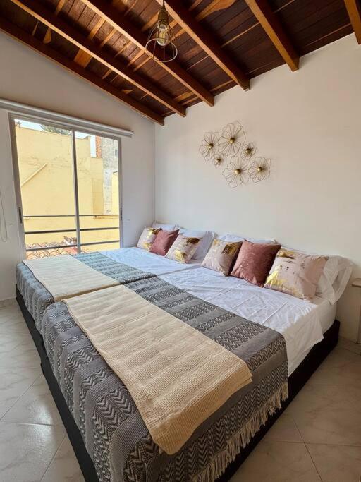 Laureles - Amplio - Terraza- Aire Acondicionado Apartamento