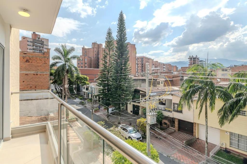 Apartamento Centrico En Laureles Con Piscina 301 *