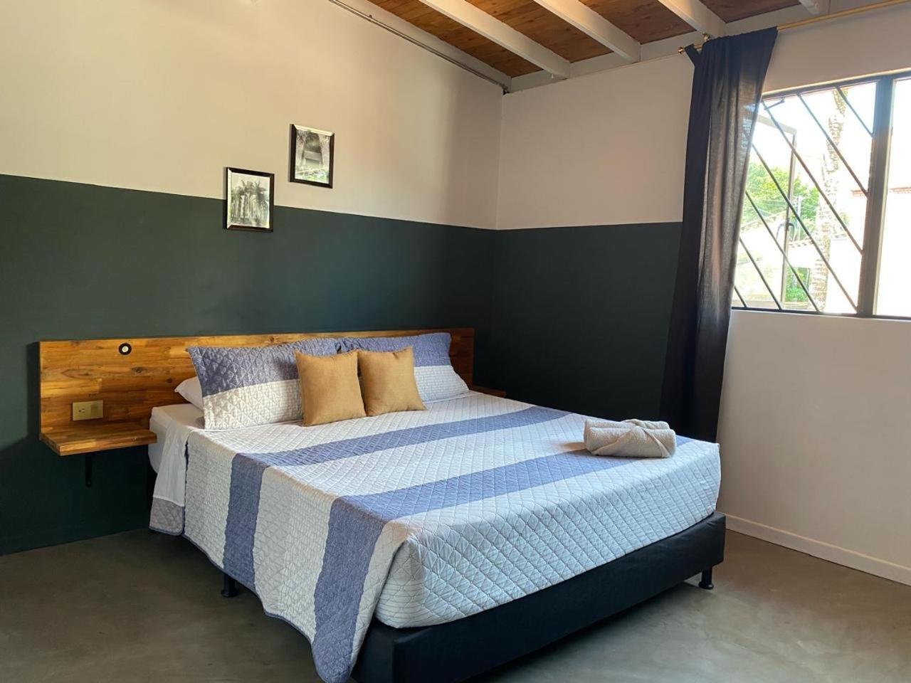 Casa Mosaiko Patio Bonito Pensión Medellín