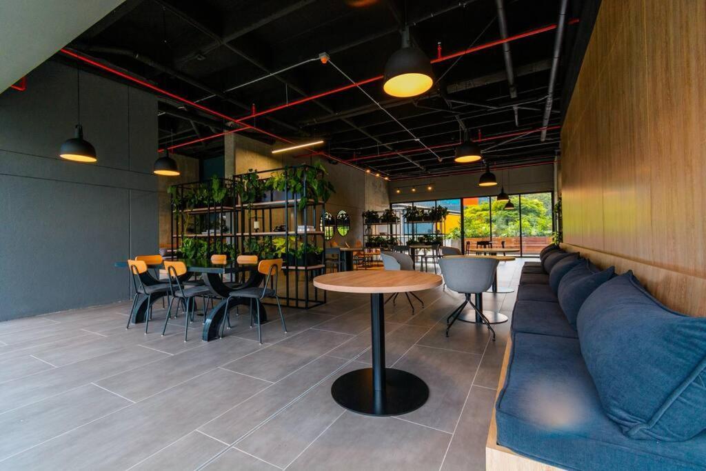 Hermosa Cowork - Gym-wifi El Poblado Medellín