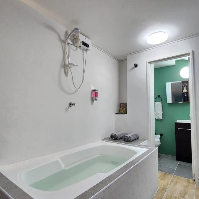 Loft With Bathtub In Laureles *