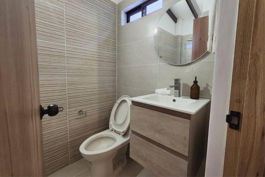 Casa Otrabanda - Preciosa Casa Completa Con Aire Y Parking Сasa de vacaciones Medellín