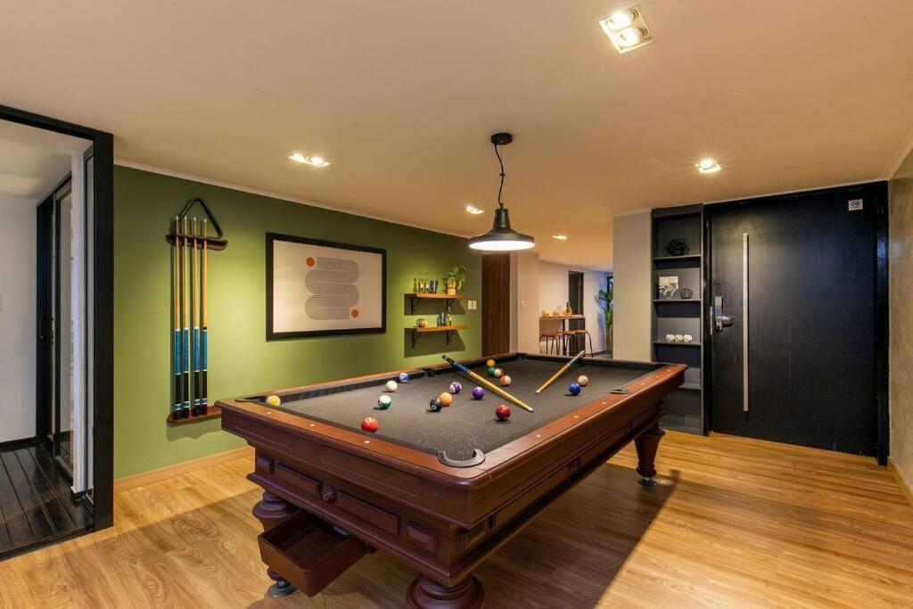 Surprising, Lleras Park, Billar Pool And Jacuzzi Apartamento *