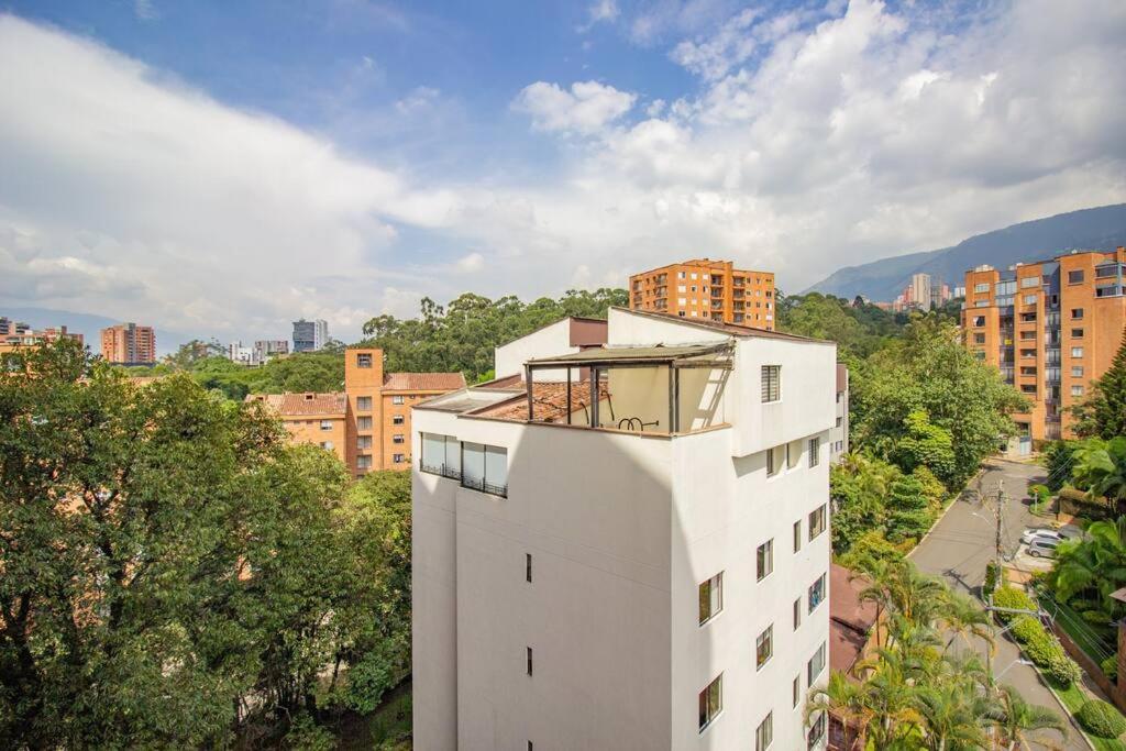 Con Balcon Y Parqueadero 810 Apartamento *