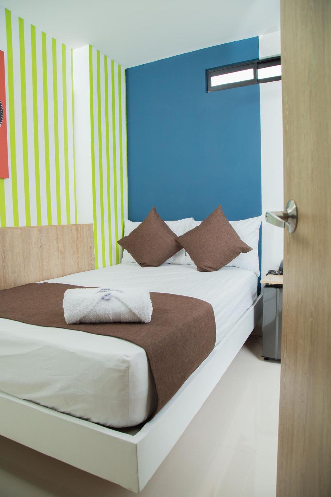 Hotel Bajo La Luna *